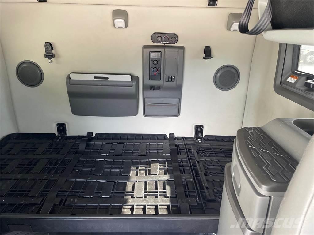 Volvo VNL64T760 Trekkers