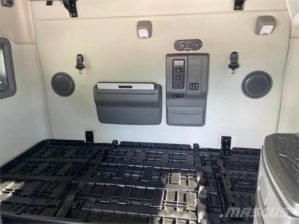 Volvo VNL64T760 Trekkers