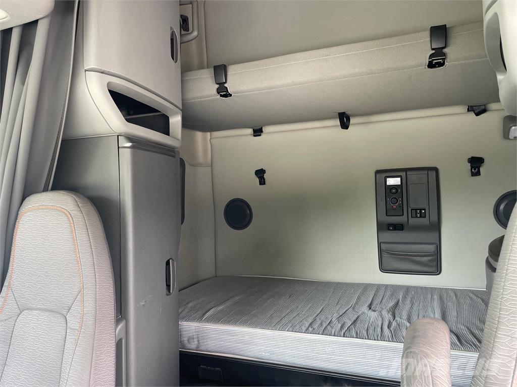 Volvo VNL64T760 Trekkers