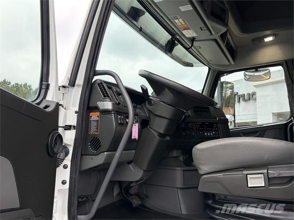 Volvo VNL64T760 Trekkers