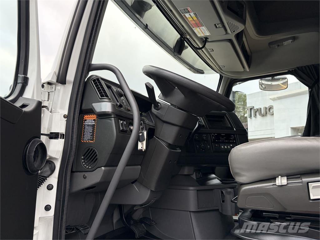 Volvo VNL64T760 Trekkers