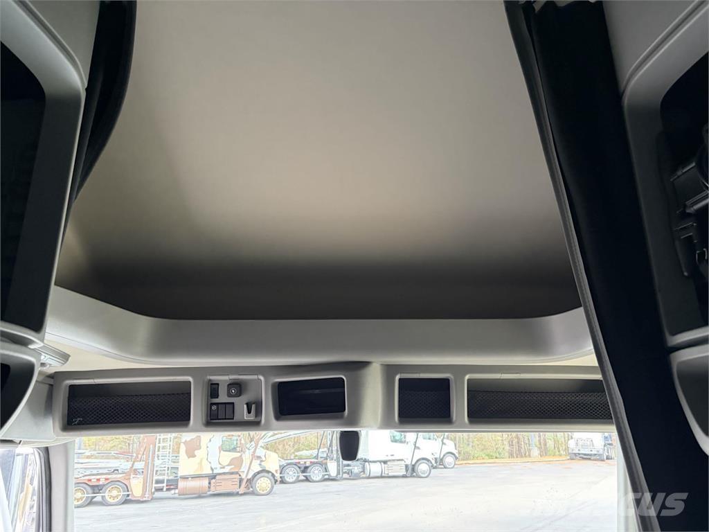 Volvo VNL64T760 Trekkers