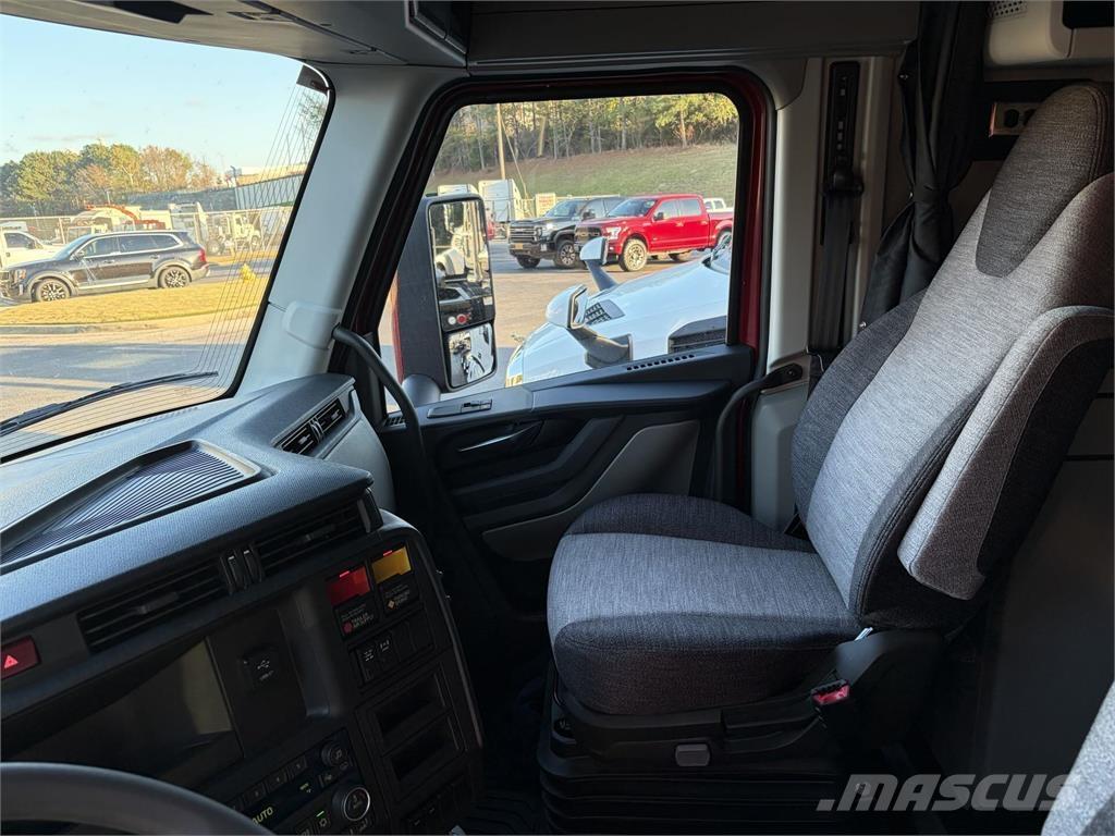 Volvo VNL64T840 Trekkers