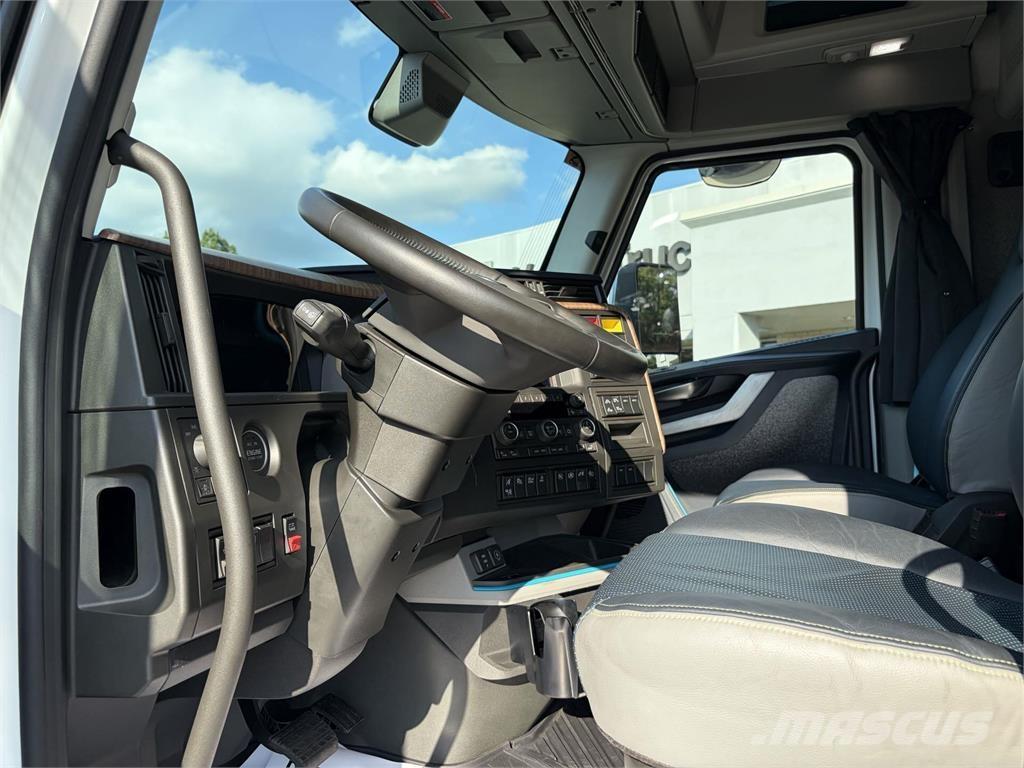 Volvo VNL64T860 Trekkers