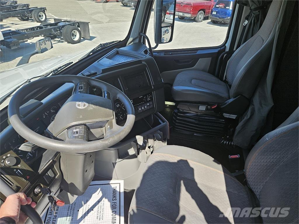 Volvo VNL64T860 Trekkers
