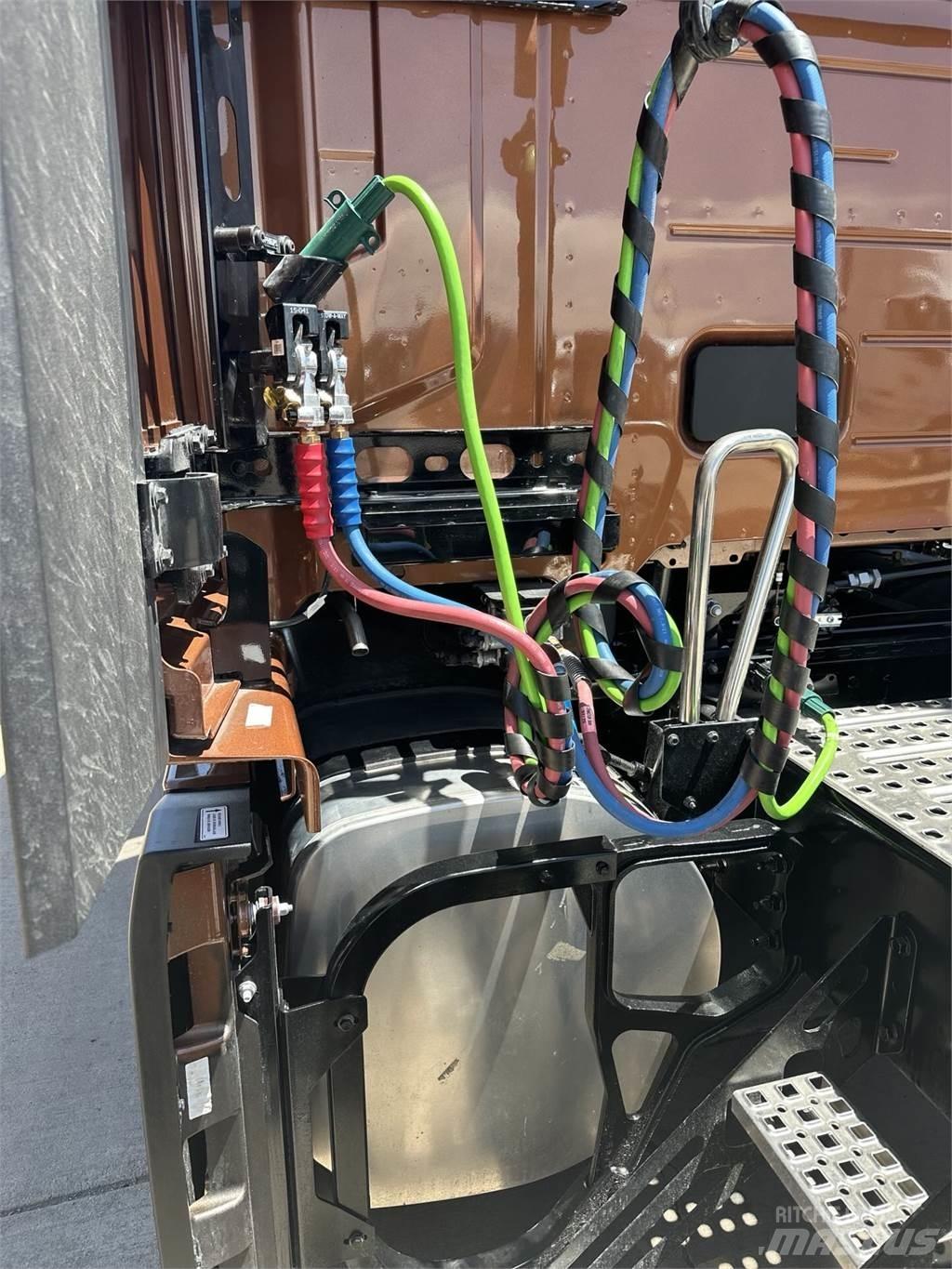 Volvo VNL64T860 Trekkers