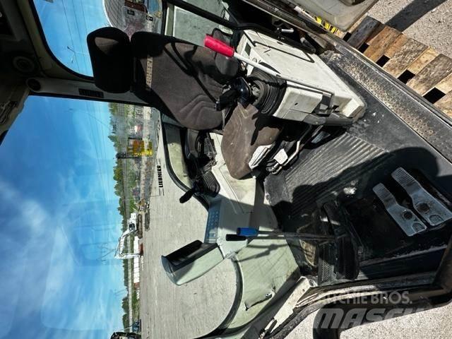 Liebherr R 906 Cabine en interieur