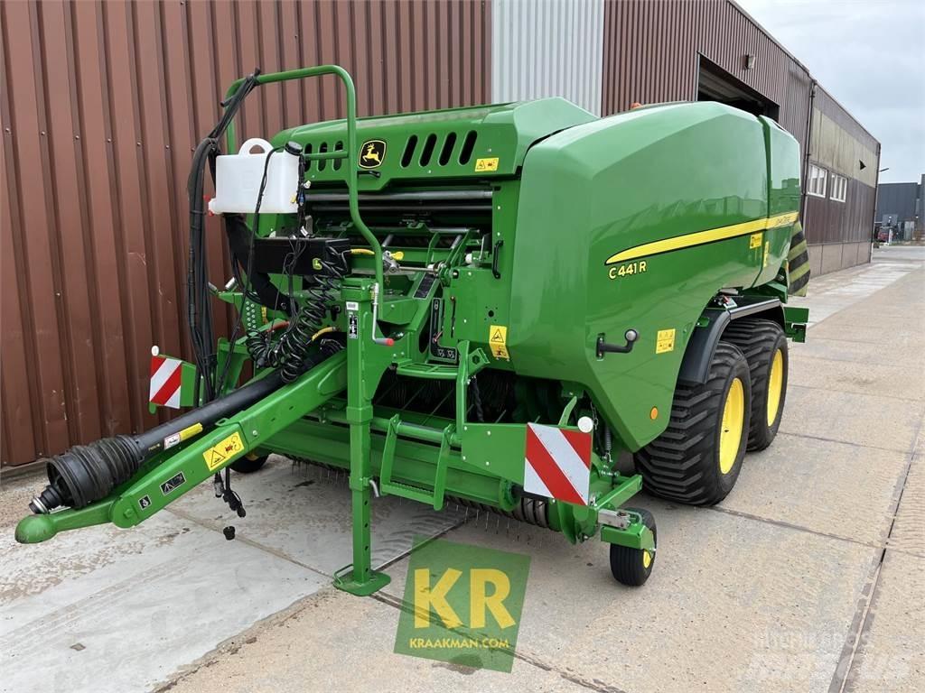 John Deere C441R Ronde-balenpersen