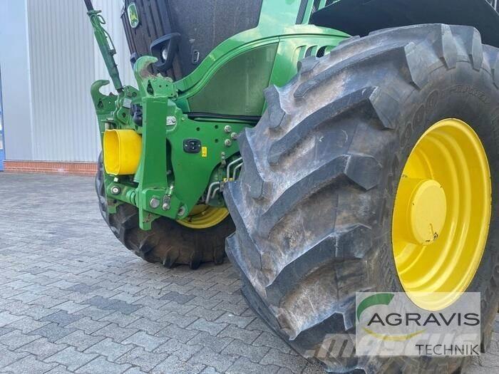 John Deere 6215 R Tractoren