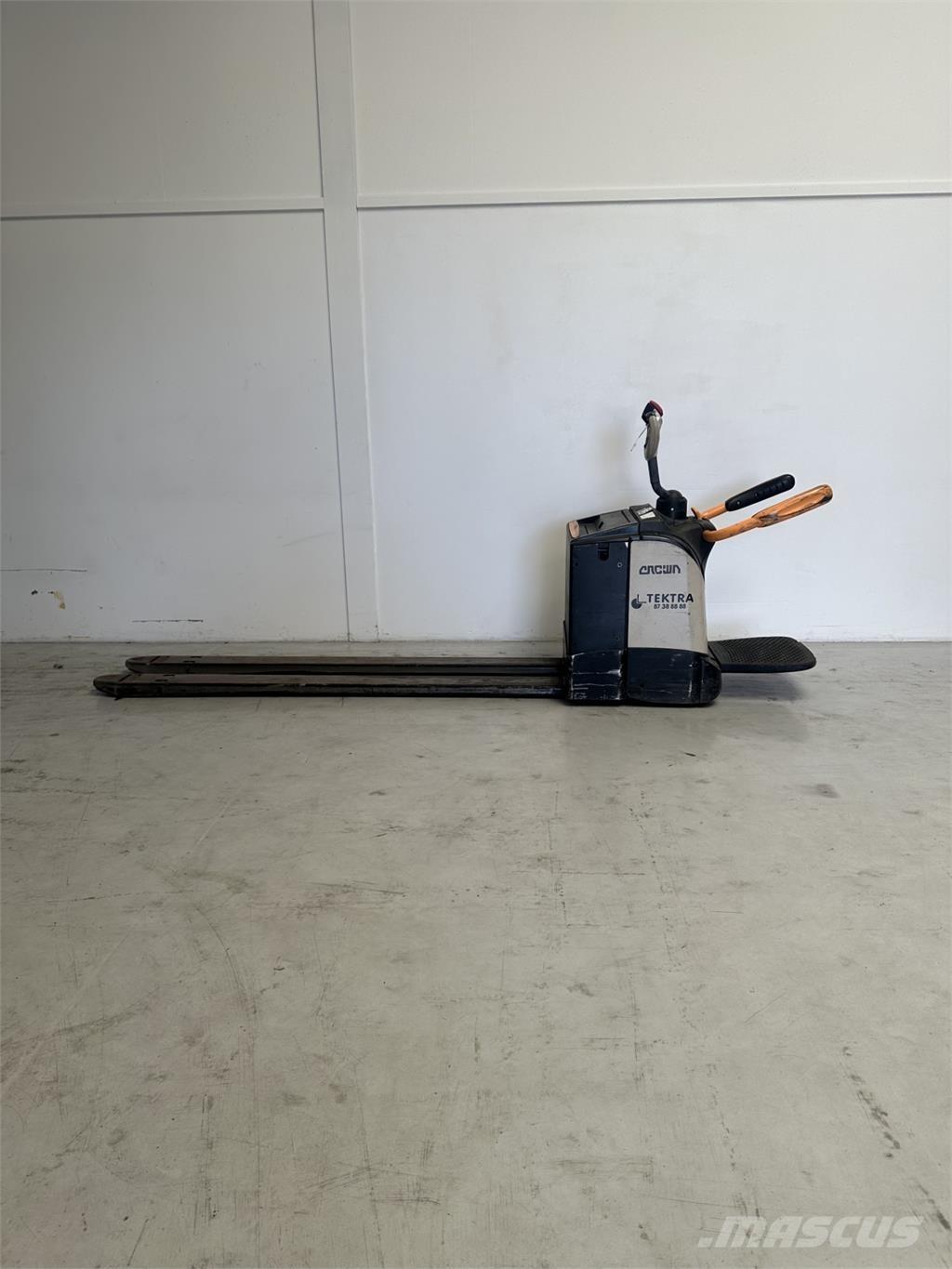 Crown WT3040 Pallettruck met meerij platform