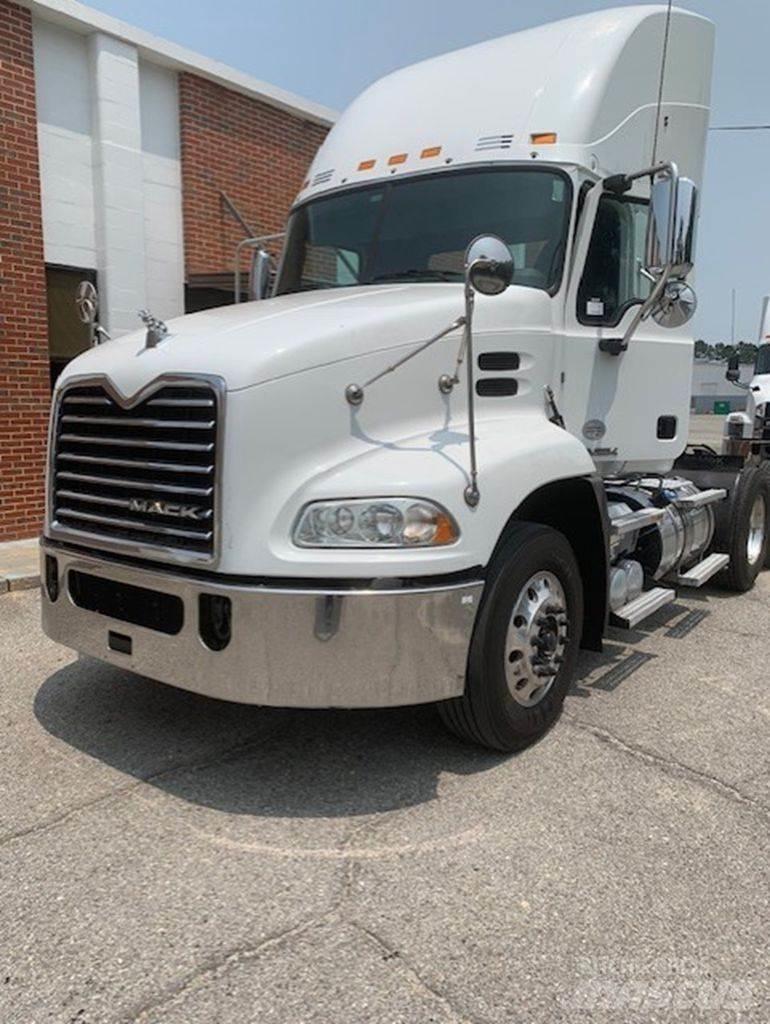 Mack CXU613 Trekkers
