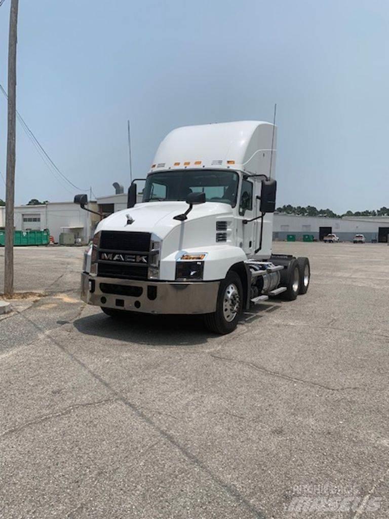 Mack CXU613 Trekkers