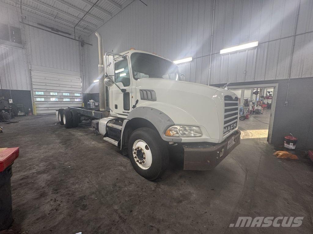 Mack GU813 Chassis met cabine