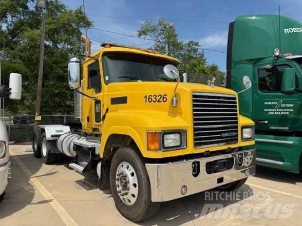 Mack PINNACLE CHU613 Trekkers