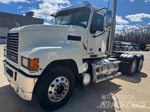 Mack PINNACLE CHU613 Trekkers