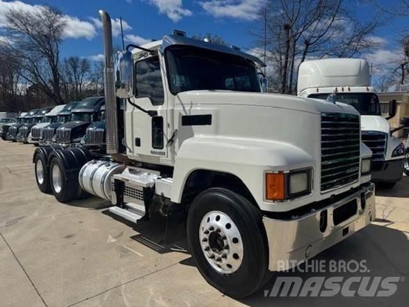 Mack PINNACLE CHU613 Trekkers