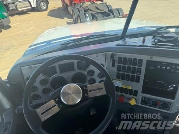 Mack PINNACLE CHU613 Trekkers