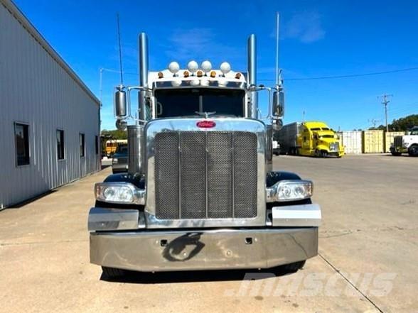 Peterbilt 389 Trekkers