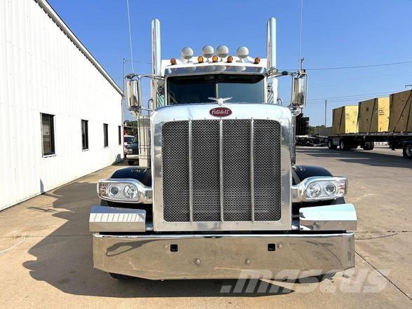 Peterbilt 389 Trekkers