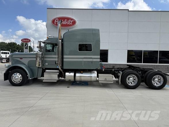 Peterbilt 389 Trekkers