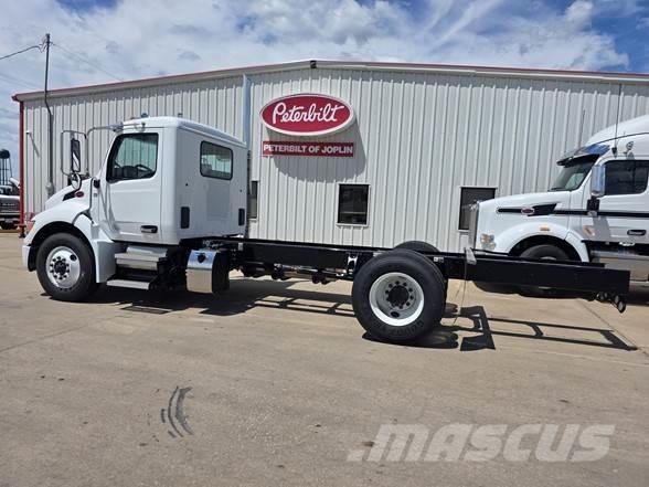 Peterbilt 536 Chassis met cabine