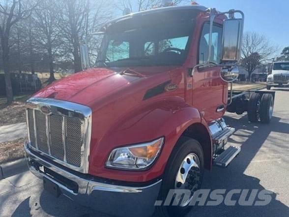 Peterbilt 536 Chassis met cabine