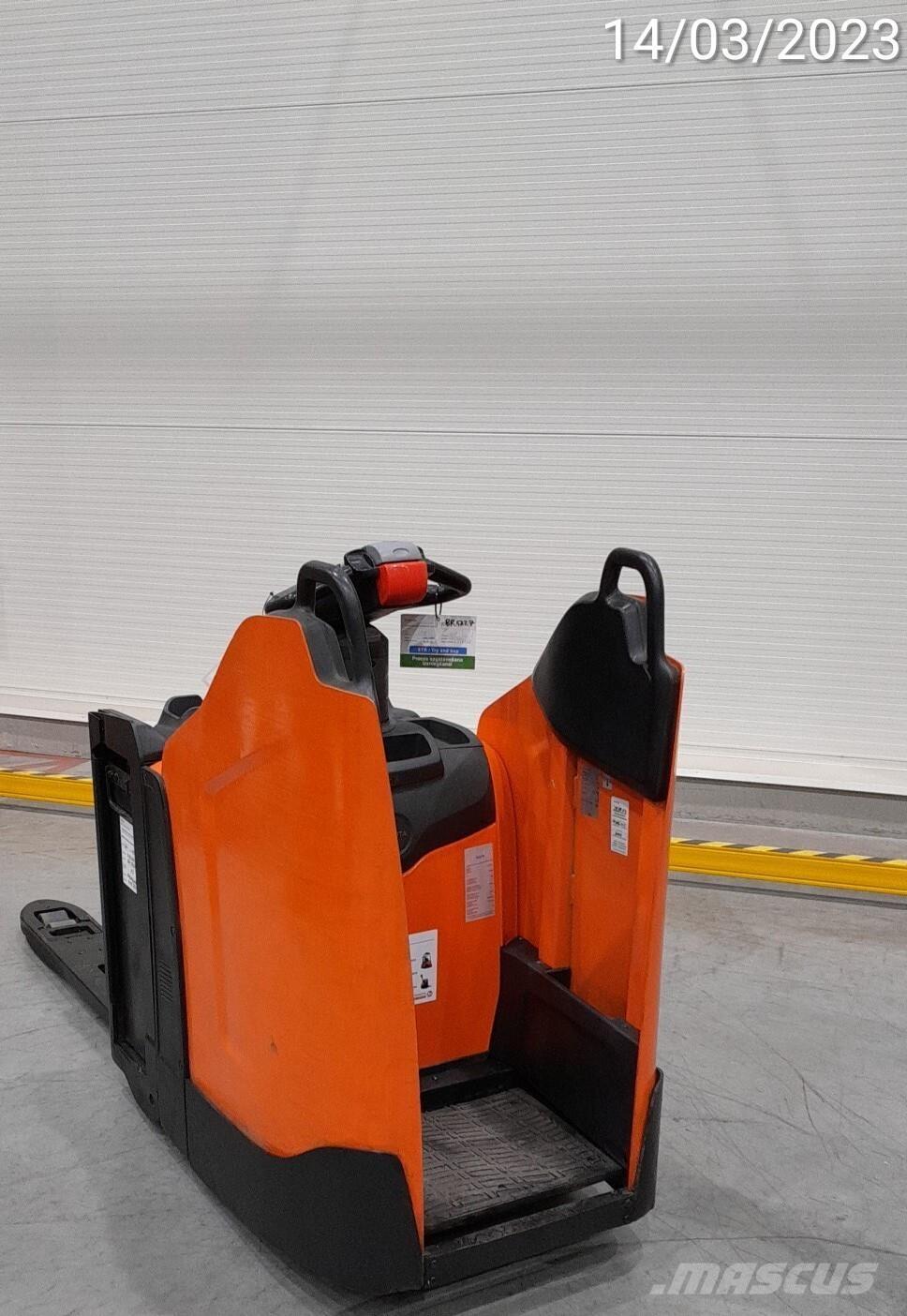 BT LPE200 Pallettruck met meerij platform