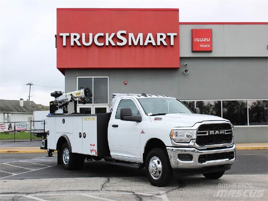 RAM 3500 Vlakke laadvloer met kraan