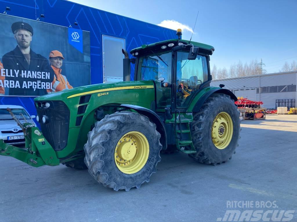 John Deere 8245 R Tractoren
