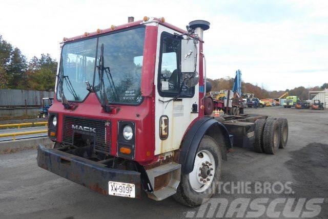 Mack MR688S Chassis met cabine