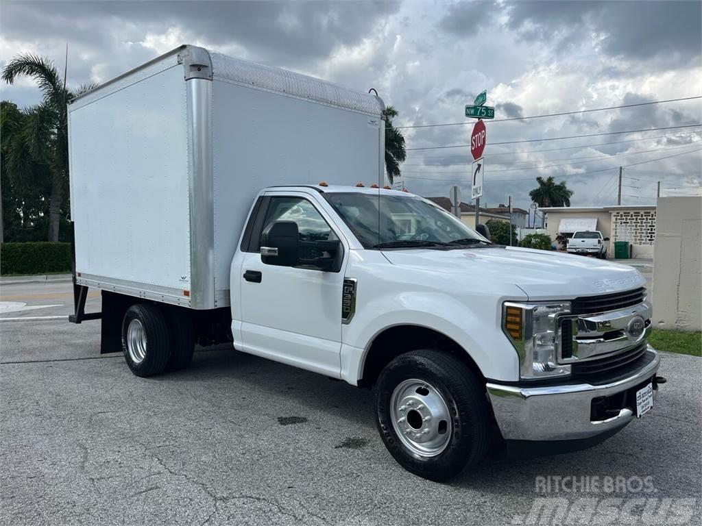 Ford F-350 Super Duty Chassis met cabine