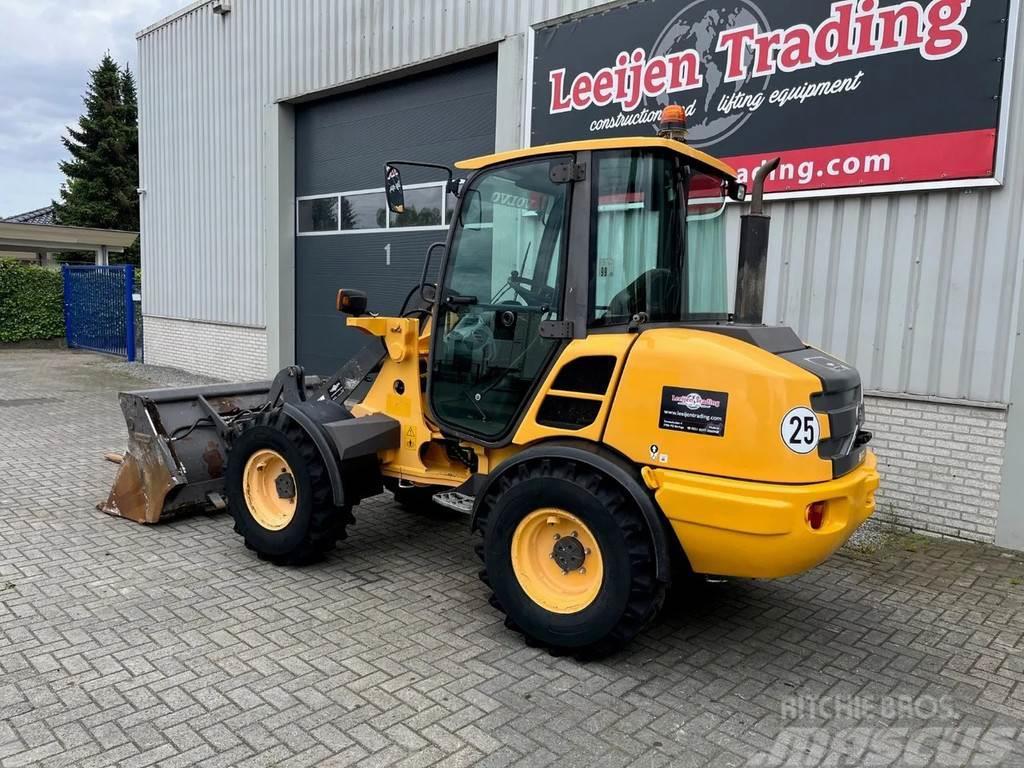 Volvo L25 L25F, LOW HOURS, bucket and forks!! Wielladers