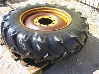 Bridgestone 13.6x28 dæk på 8 huls fælg