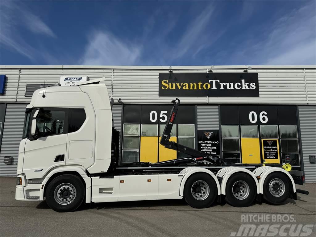 Scania R 560 Super 8X4 Vrachtwagen met containersysteem
