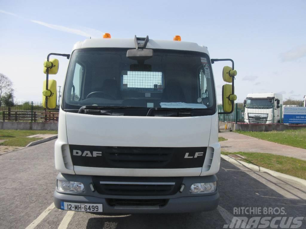 DAF 45.210 ATI Vrachtwagen met vlakke laadvloer en lier