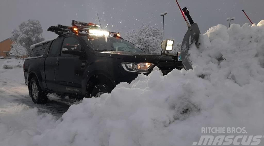 Ford Ranger with snowplow and sandspreader Gesloten bedrijfswagens