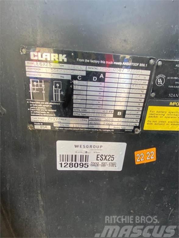 Clark ESX25 Reachtruck voor hoog niveau