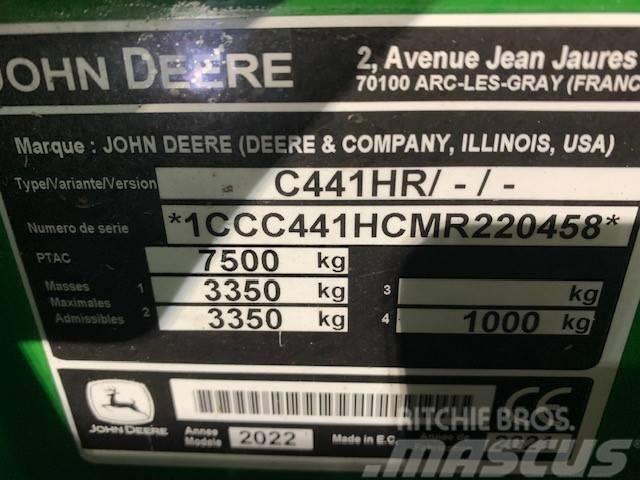 John Deere C441 R Ronde-balenpersen