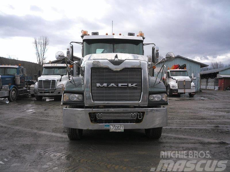 Mack Titan TD 713 Vrachtwagen met containersysteem