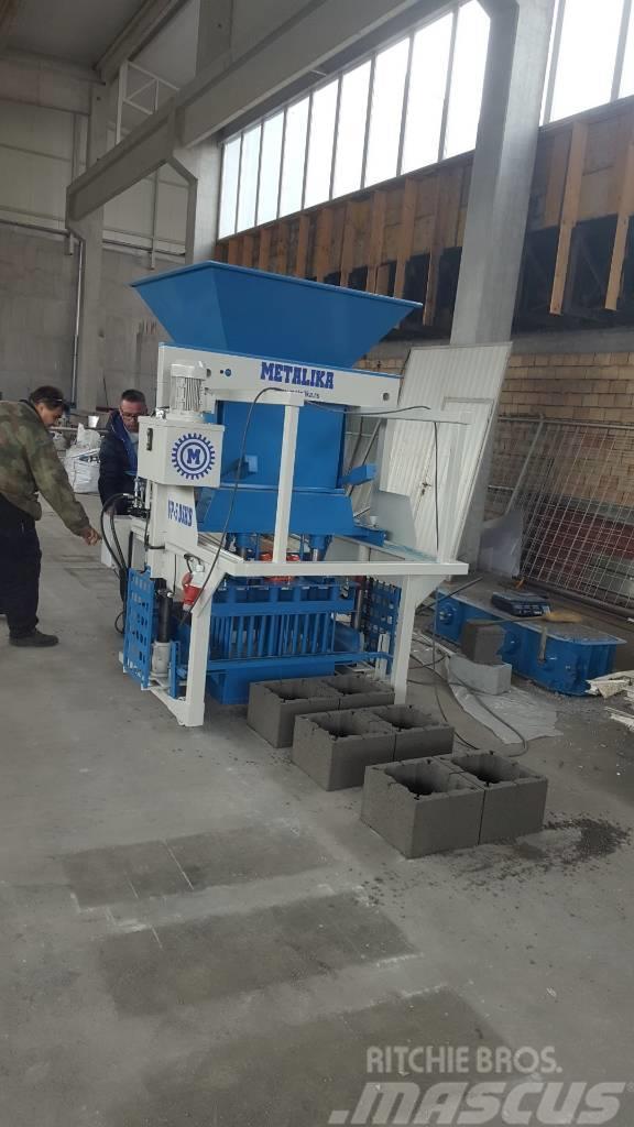Metalika Concrete block making machine Betonsteenmachines