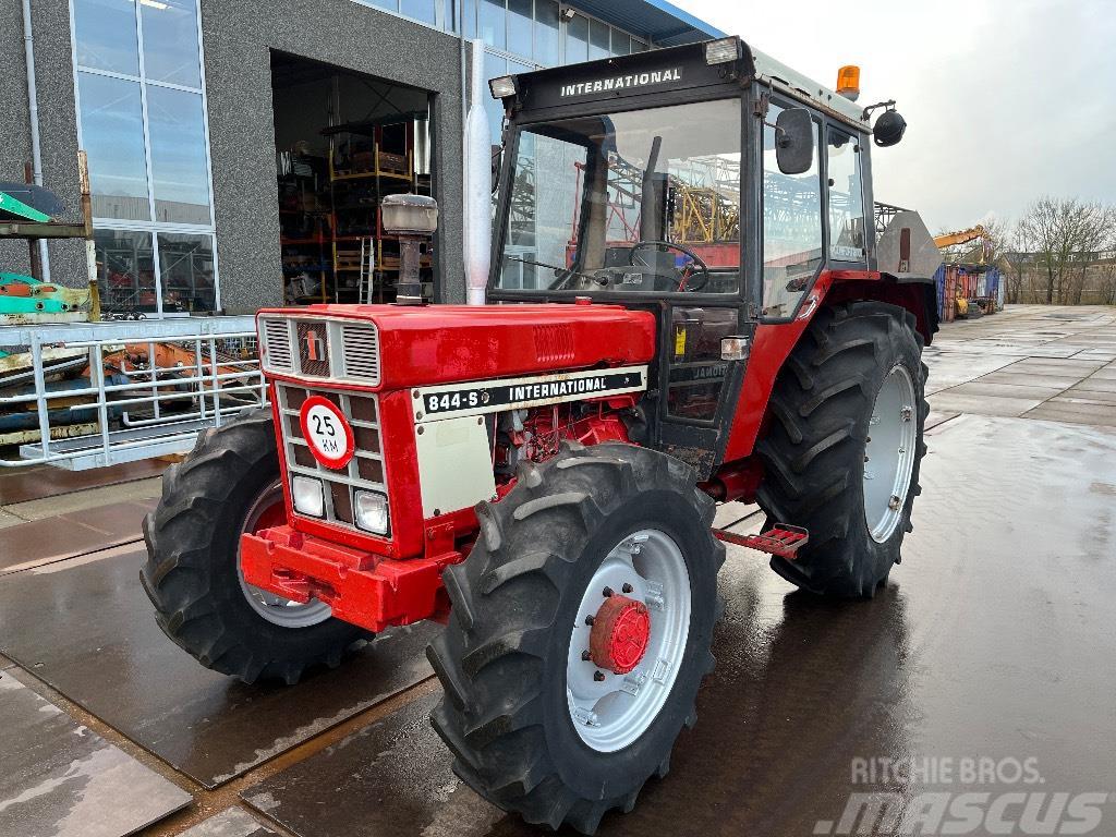 International 844 S 4x4 Tractoren