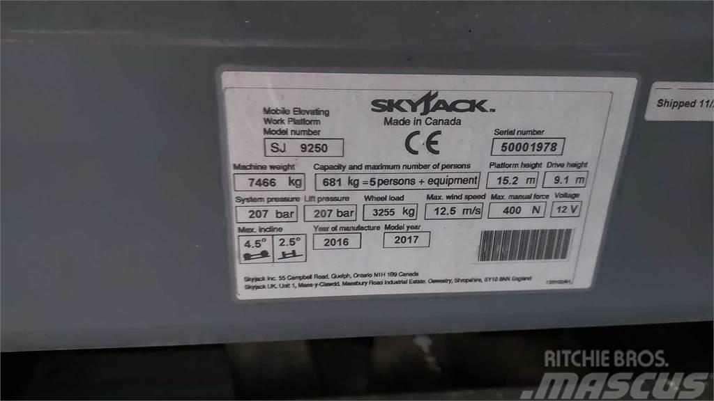SkyJack 9250RT Schaarhoogwerkers