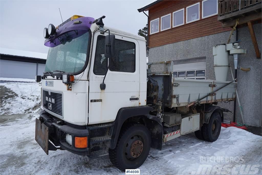 MAN 13.232 FA 4x4 crane truck w/ HIAB 5 T/M & tipper Vlakke laadvloer met kraan