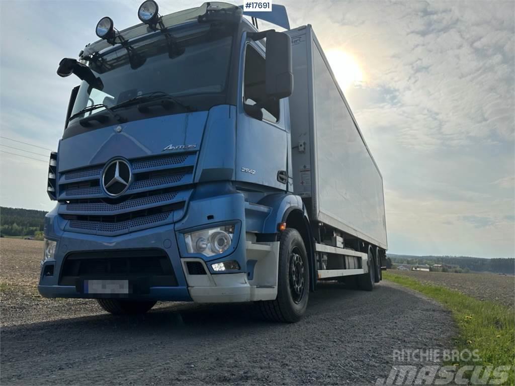 Mercedes-Benz Antons 6x2 Box truck w/ fridge/freezer unit. Bakwagens met gesloten opbouw