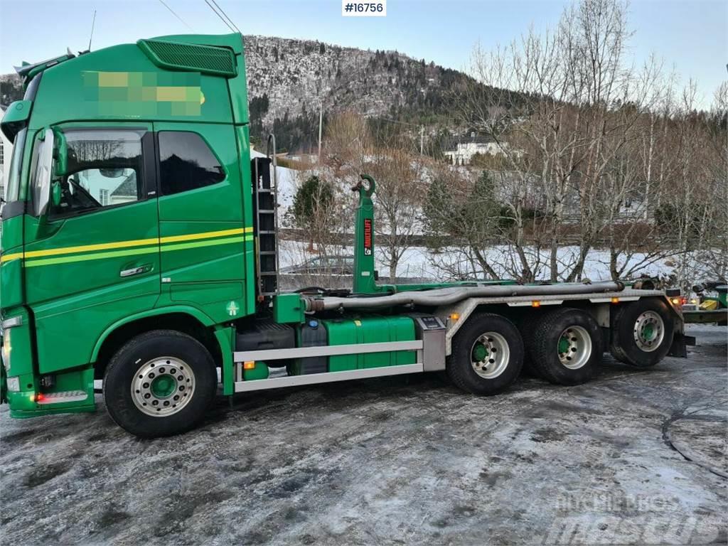 Volvo FH 8x4 hooklift truck w/ 24h multilift and compres Vrachtwagen met containersysteem