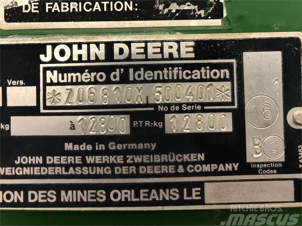 John Deere 6810 Getrokken veldhakselaar