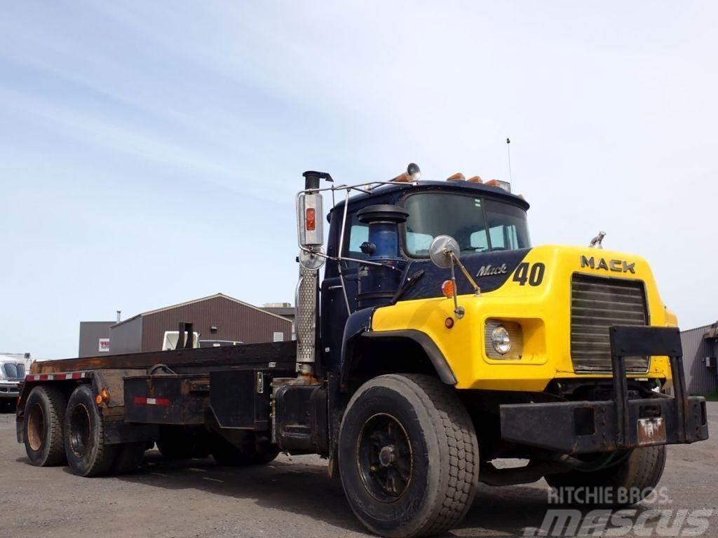 Mack DM690S Vrachtwagen met containersysteem