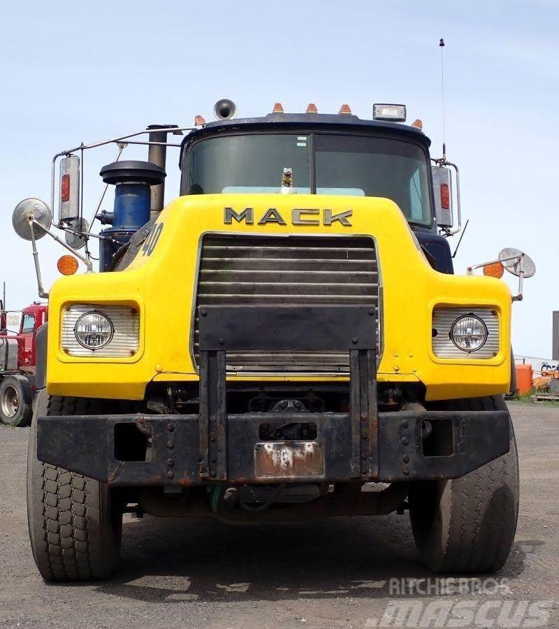 Mack DM690S Vrachtwagen met containersysteem