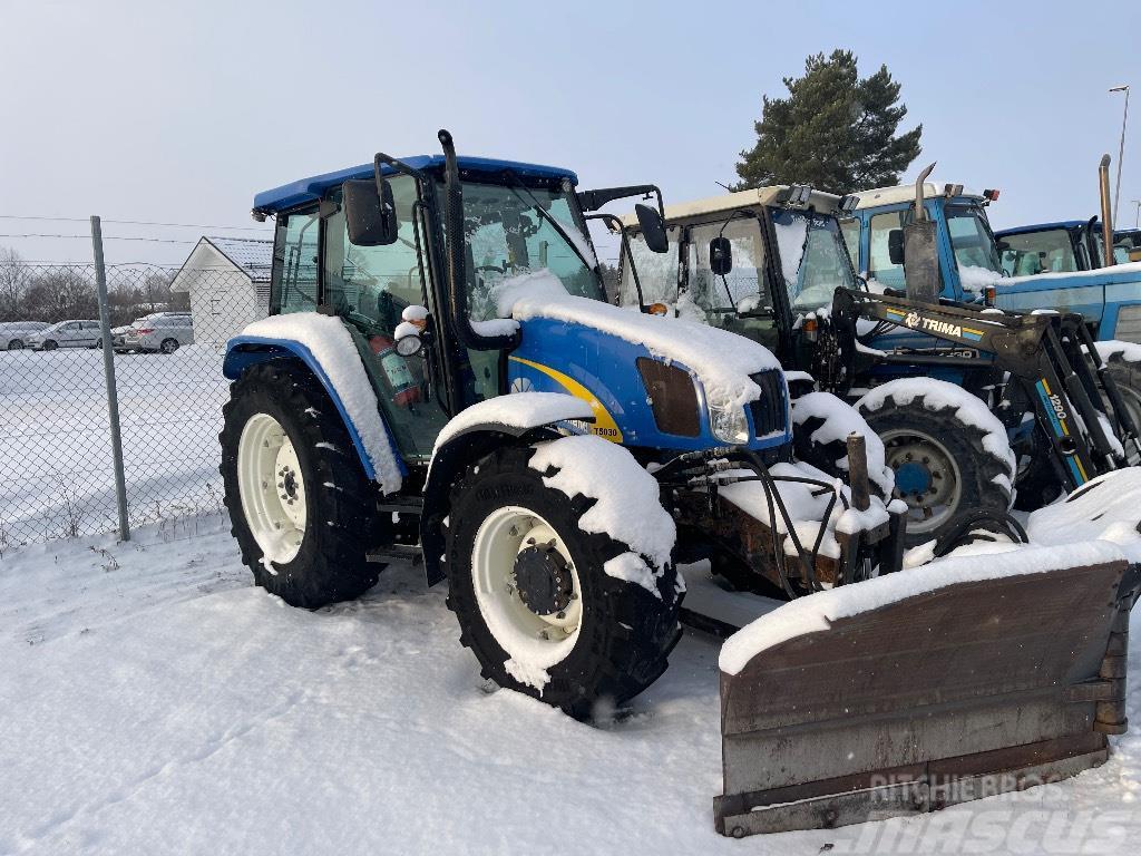 New Holland T5030 inkl Holms 2.8 m vikplog Tractoren