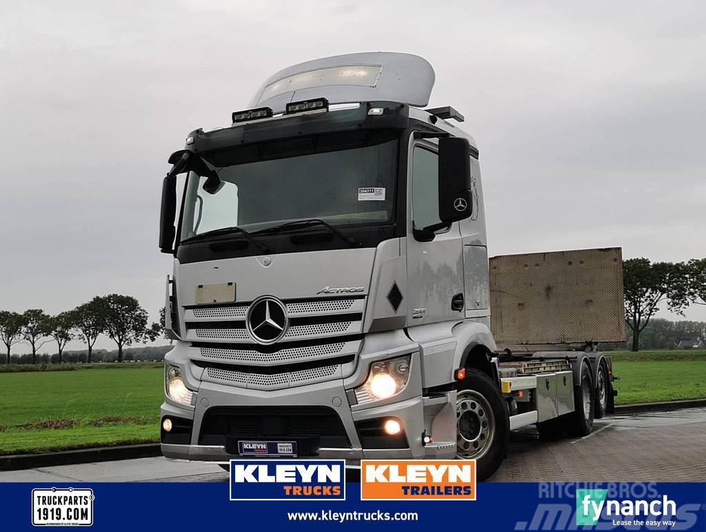 Mercedes-Benz ACTROS 2551 6x2 lift wb 490 cm Chassis met cabine